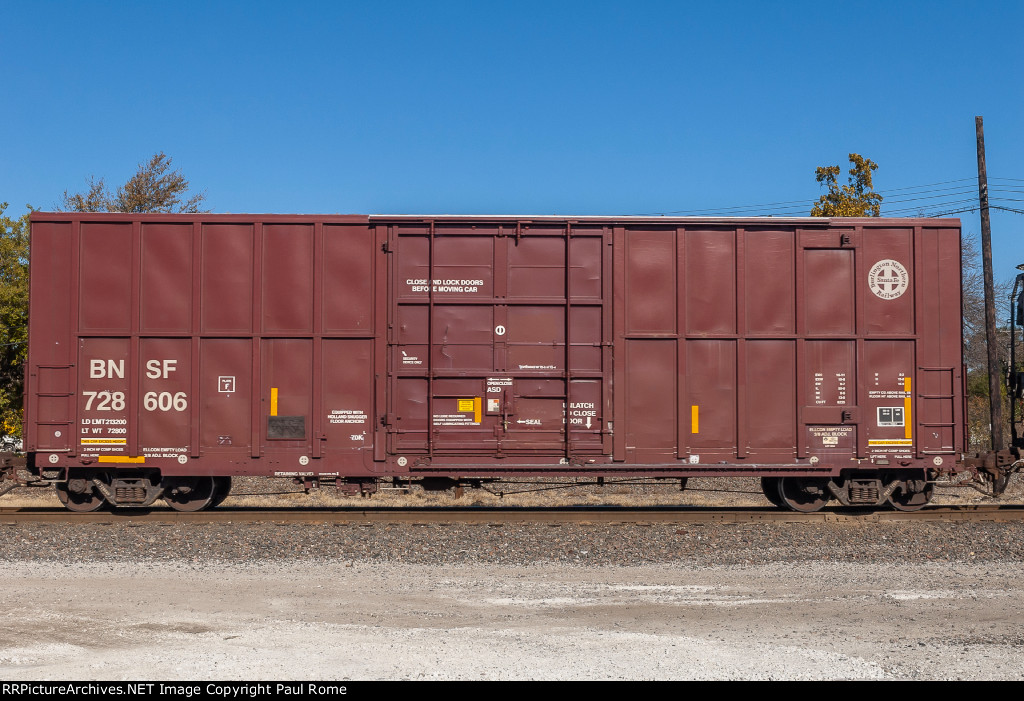 BNSF 728606, Hy-Cube Box Car, at Eola Yard 